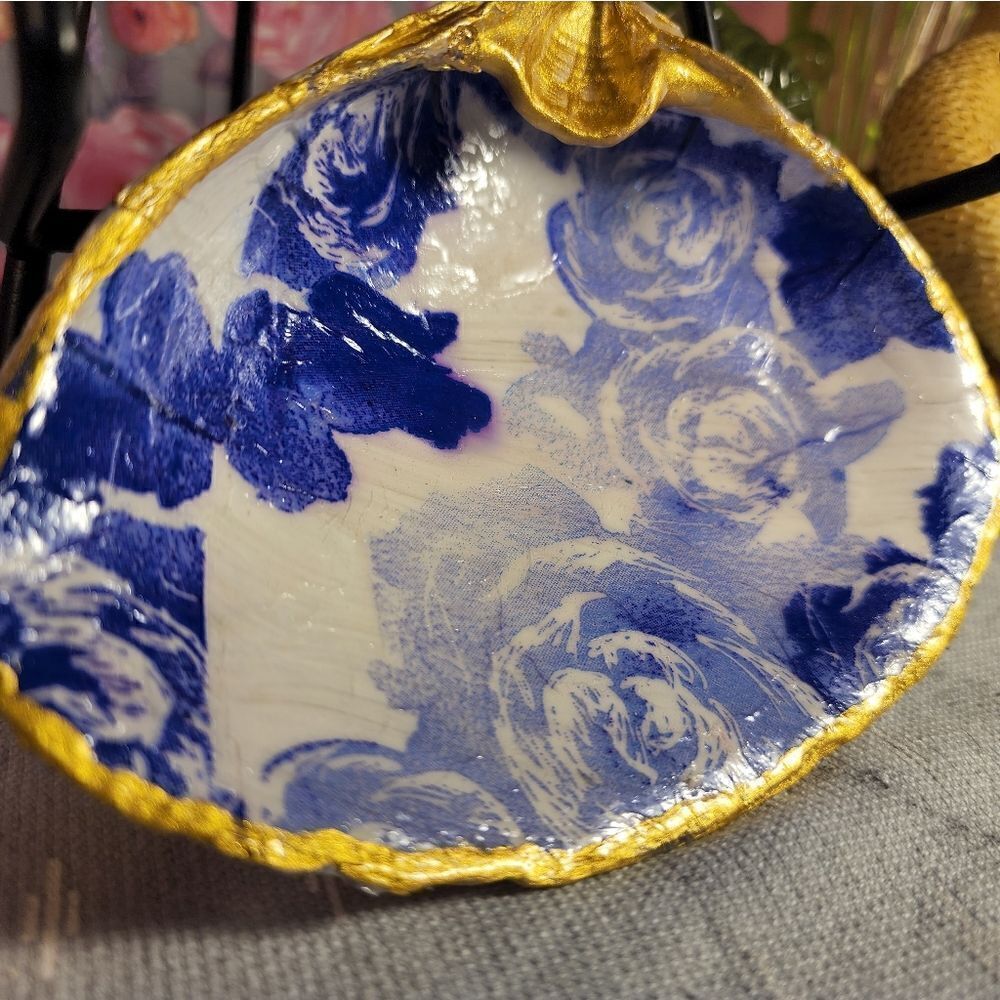 DECOUPAGE CLAM SHELL DECOUPAGE PURPLE FLOWERS ON A CLAM SHELL TRINKET DISH - Picture 2 of 10